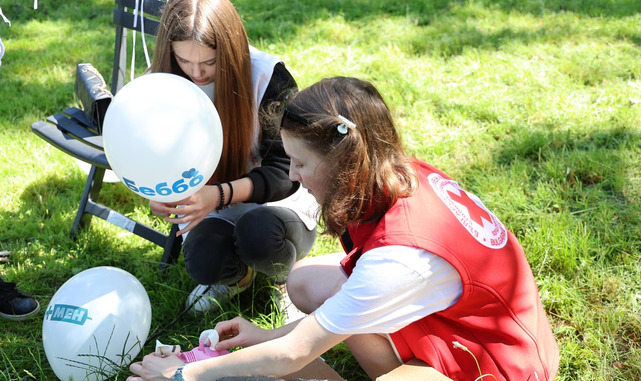 Плюсмен празнува Деня на детето с балони и подаръци
